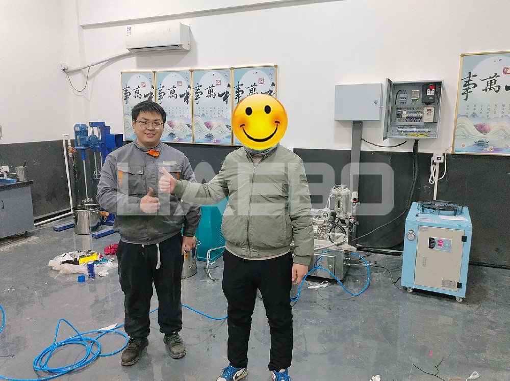 河北某公司1L砂磨機(jī)、150三輥機(jī)調(diào)試成功